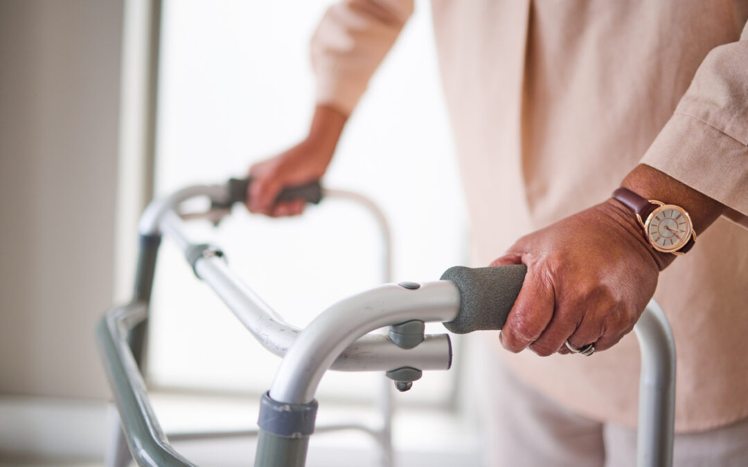 Elderly Mobility Issues Guide: Warning Signs & How to Help