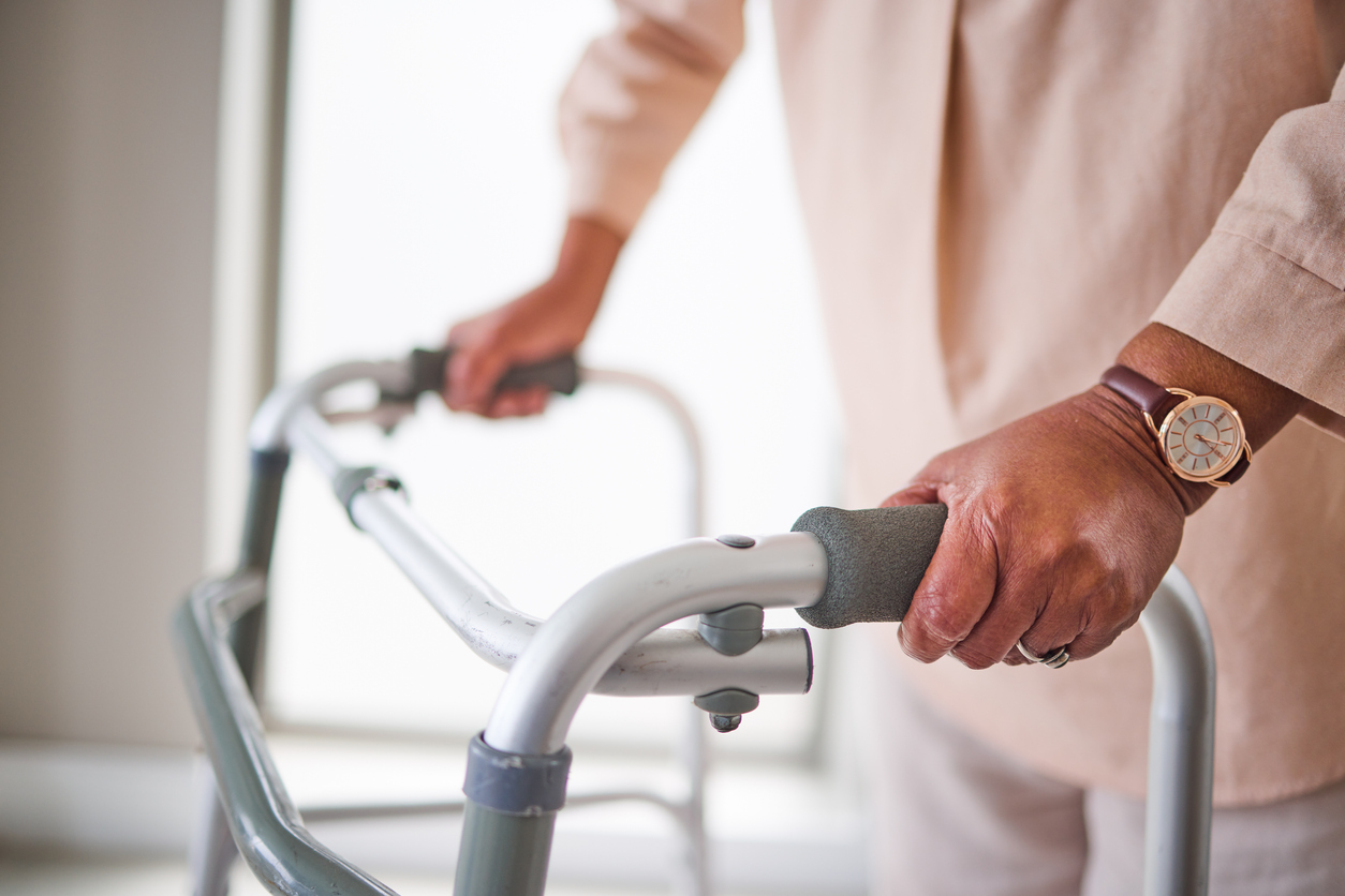 Elderly Mobility Issues Guide: Warning Signs & How to Help